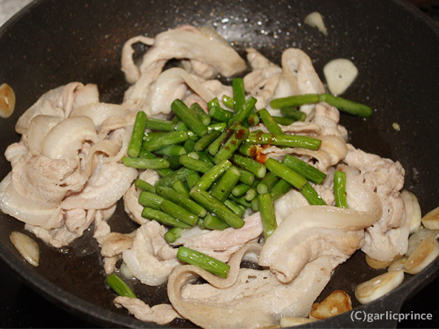 にんにくの芽と豚肉のオイスター炒め